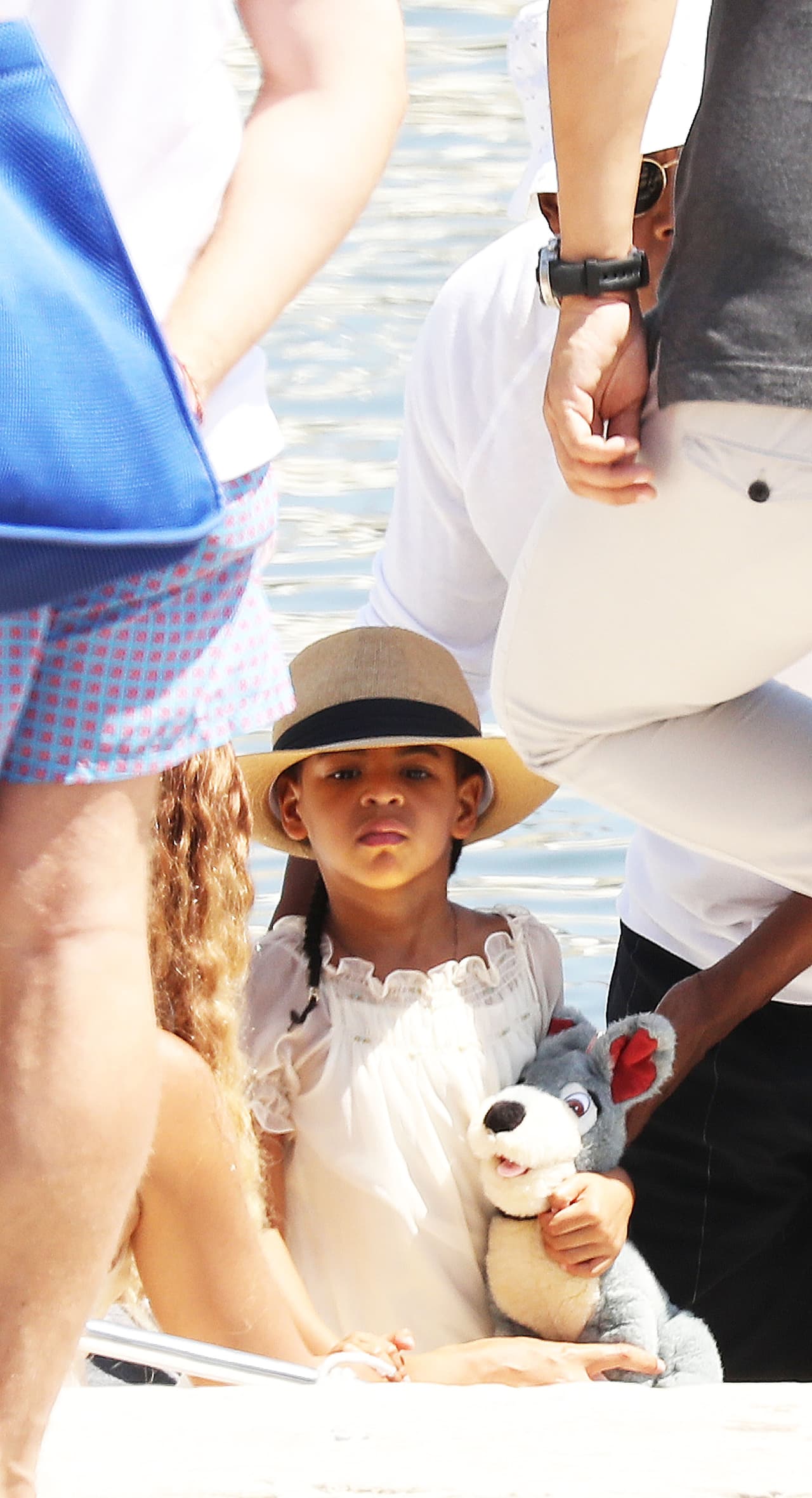 La pequeña llevaba un muñeco de peluche.