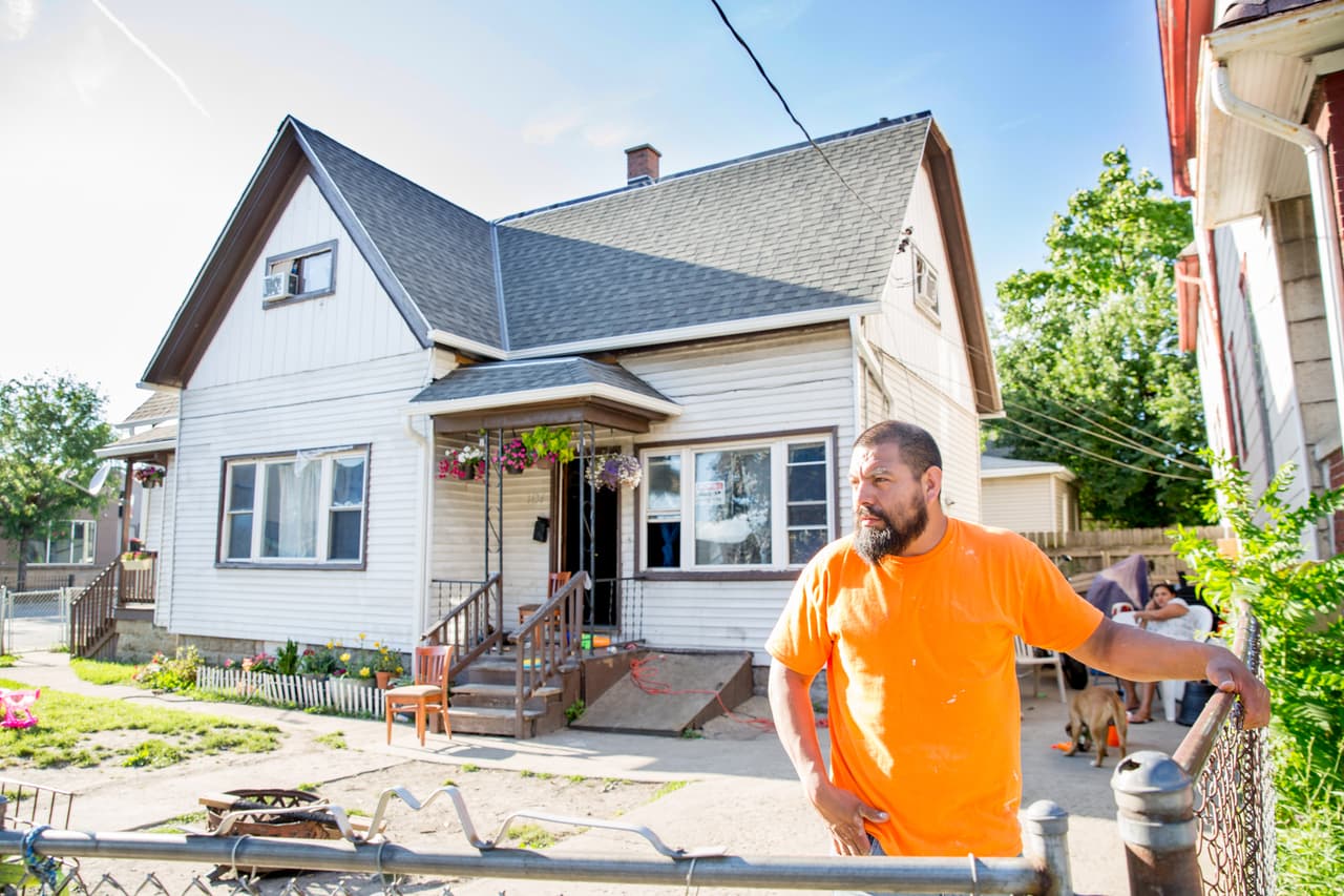 Buena parte de la población latina de la ciudad vive en el área conocida como Southside. En la imagen, Camilo, un abañil mexicano de Chiapas posa delante de su casa. El hombre le contó a Univision Noticias que lleva 20 años en EEUU, donde vive con su esposa e hijos. Pese a que lleva dos décadas en Milwaukee sigue enviando dinero regularmente a sus familiares en México con lo que gana trabajando en la construcción, un empleo duro especialmente en invierno por las temperaturas extremadamente bajas.