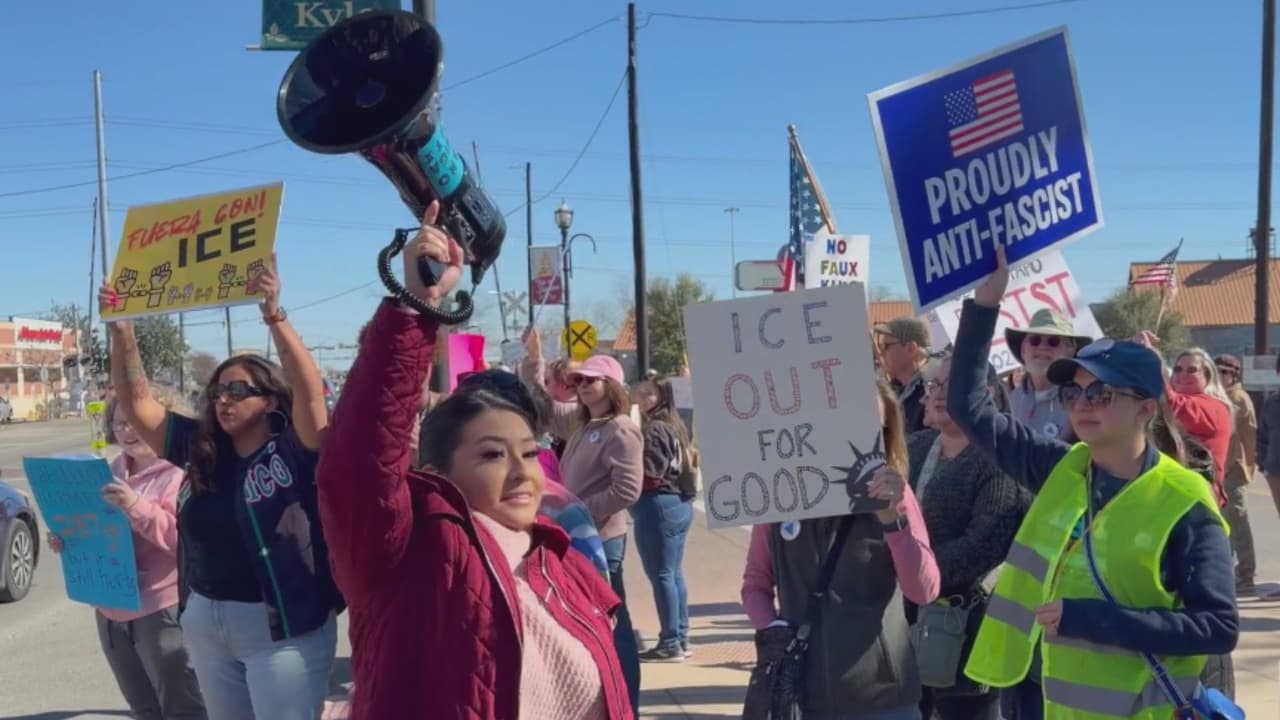 Decenas de personas se manifiestan en contra de los operativos de ICE en Kyle, San Antonio