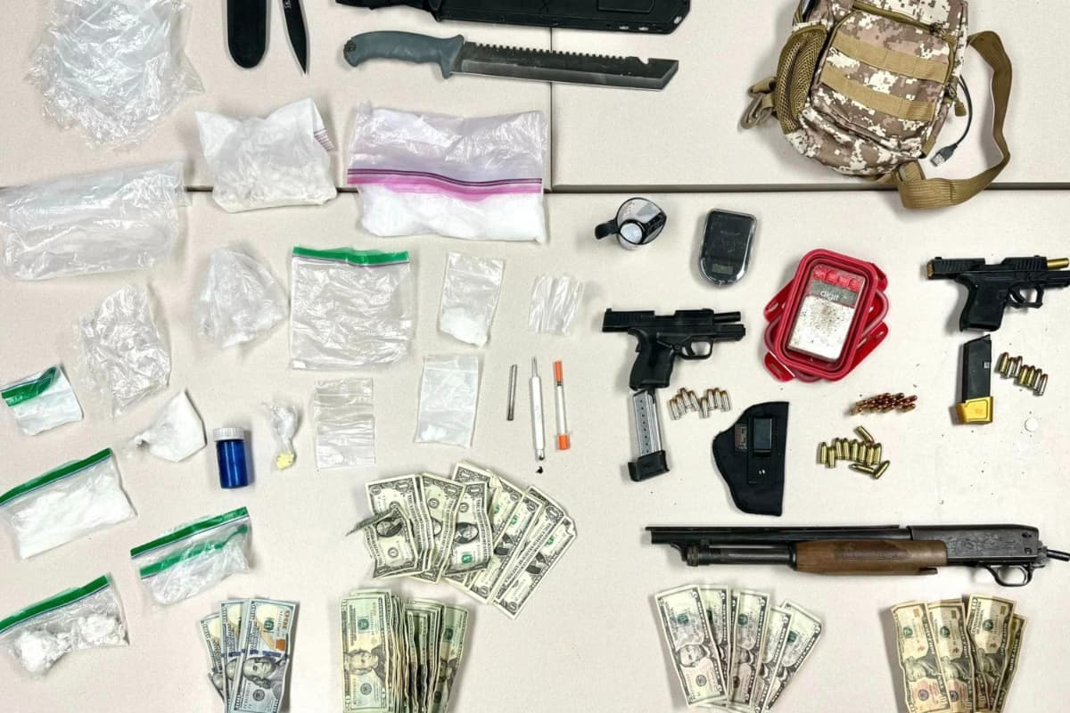 La policía incautó todo lo que traían los sospechosos en el automóvil.