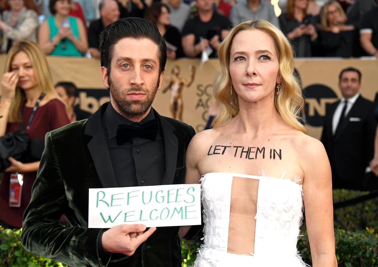Simon Helberg y Jocelyn Towne en la alfombra roja de los SAG Awards