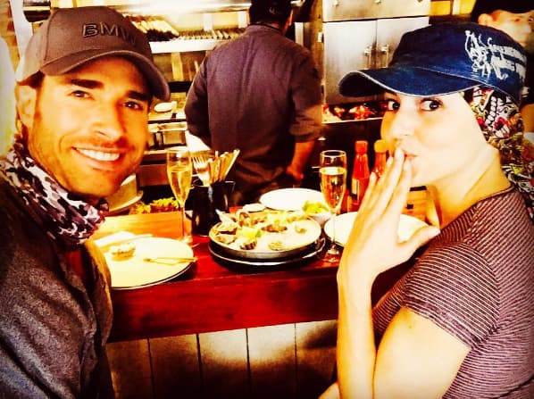 La pareja comparte el gusto por la aventura y por eso les encanta viajar en motocicleta.