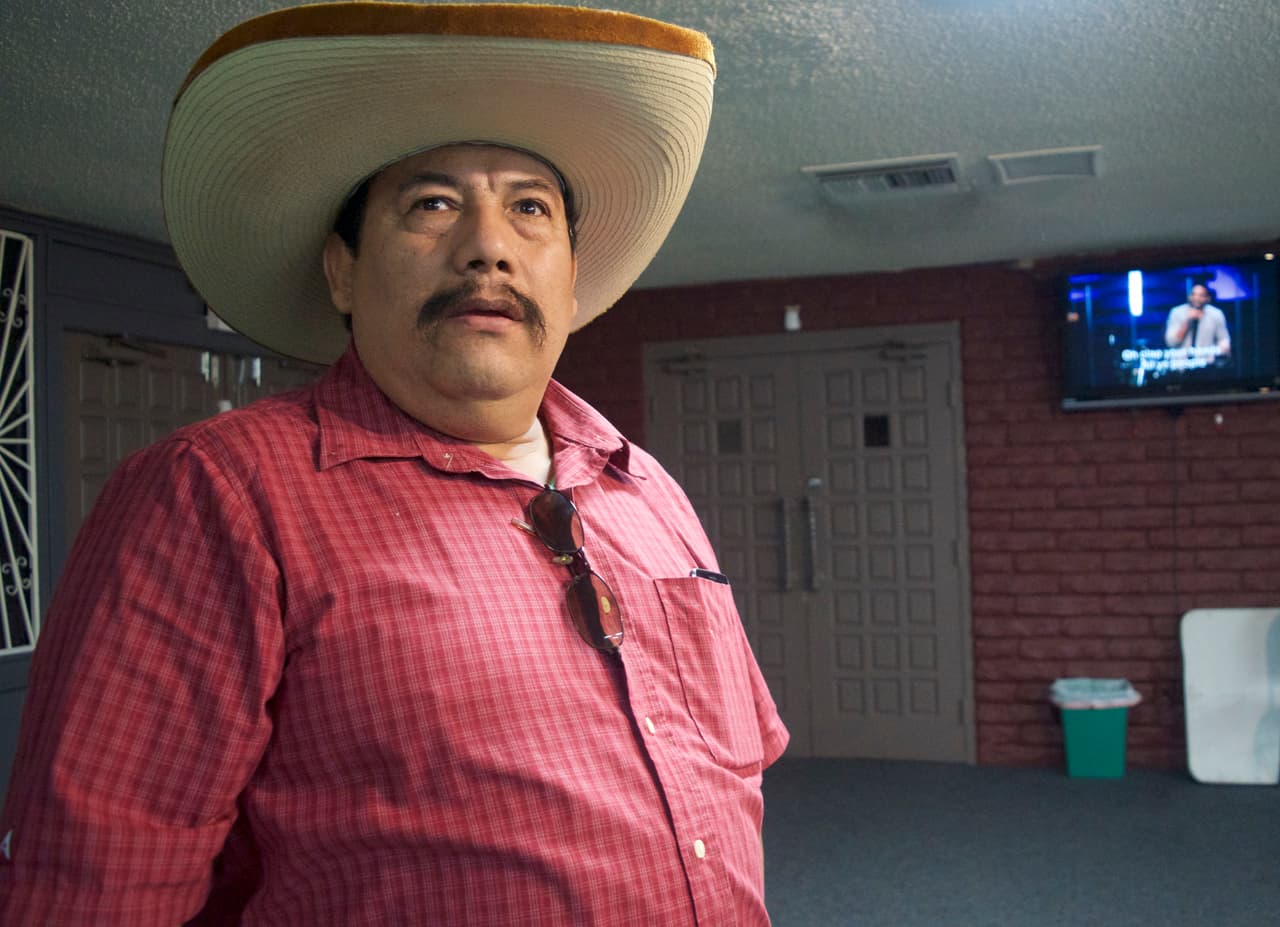 Arturo Salgado de la congregación "Amor Internacional" en Arizona, se declara partidario de Hillary Clinton.