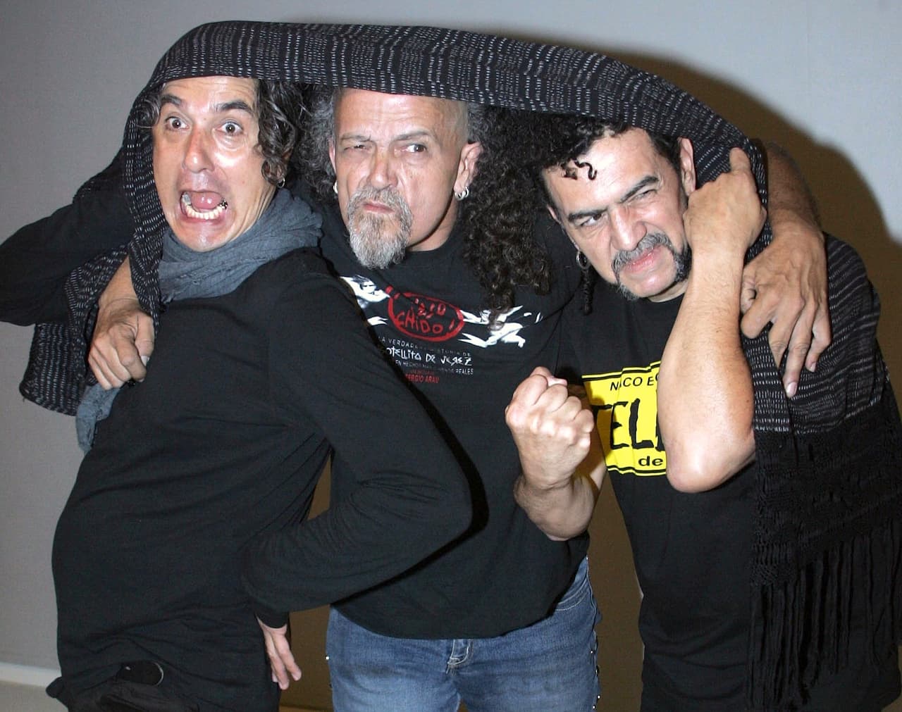 "Respetamos la decisión que tomó en un momento crítico y muy agudo de su existencia, pero queremos enfatizar que
<b>ni la causa feminista ni el movimiento 'Me Too'</b>, son culpables de su suicidio", consignaron los otros integrantes de la banda en un mensaje que compartieron a través de las redes sociales.