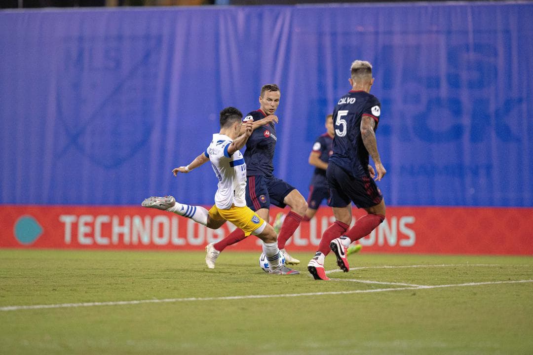 Con goles de Cristian Espinoza y Chris Wondolowski, el San José Earthquakes continúa sumando puntos en la MLS.