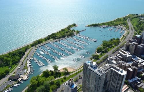 <h3 class="cms-H3-H3">Belmont Harbor</h3>
<br>Belmont Harbor está ubicado en el corazón del hermoso Lincoln Park y es uno de los muelles más grandes del sistema de puertos de Chicago. Un favorito entre las familias y los navegantes desde hace mucho tiempo, el puerto está rodeado por acres de espacio para parques y una hermosa vista del horizonte citadino hacia el sur.