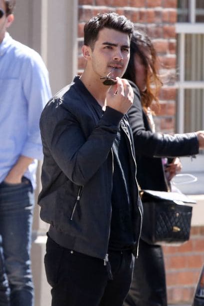 Gigi trae en las nubes al cantante.