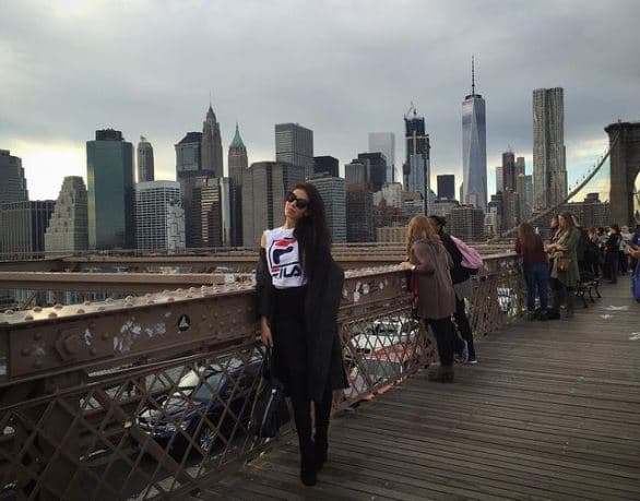 Adicional a lo sofisticado, el estilo de Georgina igual se caracterizó por incorporar elementos 'sporty', es decir deportivos, a prendas formales para darle un giro 'chic' a su fascinación por la actividad física.