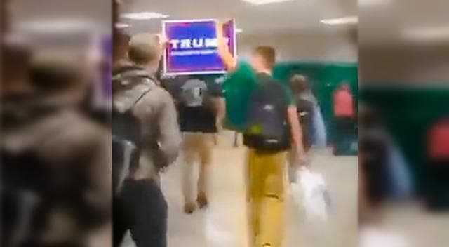 Un grupo de estudiantes desfiló con un cartel pro Trump gritando "poder blanco" en el instituto York Tech High School, en Pennsylvania el 11 de noviembre. 
<b>Tres alumnos fueron suspendidos</b> tras el incidente. 
<a href="http://crooksandliars.com/2016/11/students-proudly-shout-white-power-while">Reportado por Crooksandliars</a> y 
<a href="http://www.nydailynews.com/news/national/student-pa-high-school-shouts-white-power-article-1.2869611">The New York Daily News</a>.