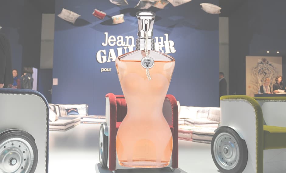 <h3> Classique (1993) </h3>Jean Paul Gaultier quiso reproducir los aromas que fluían del tocador de su abuela, así como simbolizar la fuerza y magnificencia de la 
<a href="http://perfumesociety.org/discover-perfume/an-introduction/perfume-houses/jean-paul-gaultier/ ">feminidad</a>. Lo primero lo logró con una mezcla afrutada y especiada, lo segundo, con el frasco en forma de torso femenino vestido con un corsé. Éste se convirtió en el elemento más icónico del perfume. 
<br>