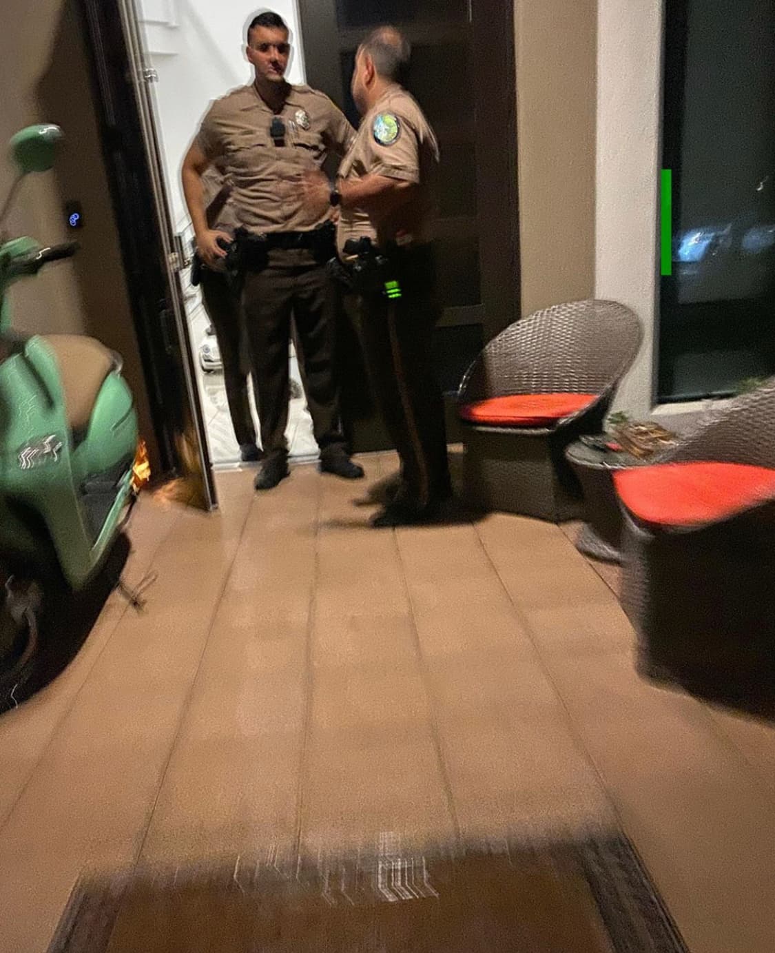 Un video de una cámara de vigilancia muestra el momento cuando los sospechosos entraron a la residencia y violentaron la puerta.