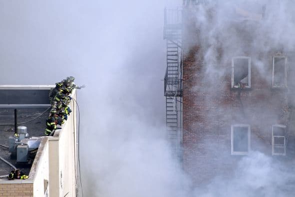 El derrumbe de dos edificios en el barrio de Harlem se debió a una explosión por una fuga de gas y confirmó al menos dos muertos, 18 heridos y varias personas desaparecidas. "La tragedia se originó por una explosión de gas y sabemos que hemos perdido a dos personas y que hay 18 heridos de diversa consideración y varias personas desaparecidas", dijo el alcalde de Nueva York, Bill de Blasio en una conferencia de prensa junto al lugar del siniestro. De Blasio detalló que las autoridades procederán a buscar entre los escombros una vez que los bomberos controlen el incendio, tras explicar que quince minutos antes de la explosión un vecino llamó a la empresa ConEdison para alertar de una fuga de gas