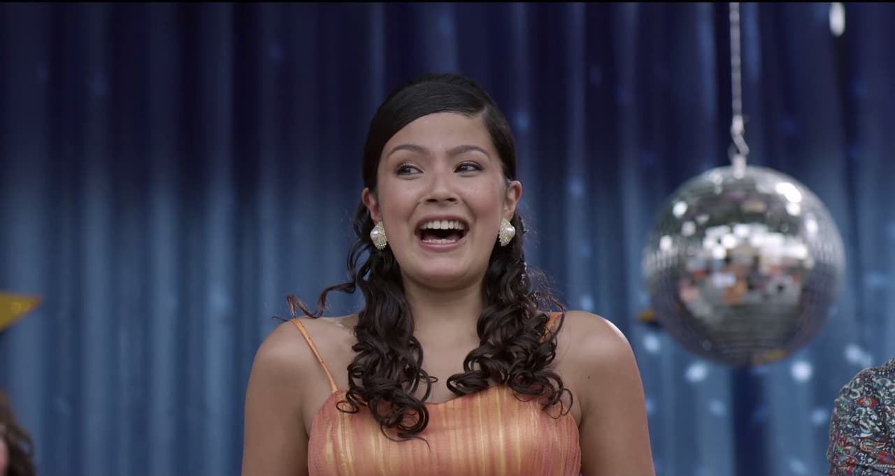 In the midst of all the applause, Elba covered her face and cried of joy upon hearing she’d become the Queen of the Coffee and Guava Fair, 2006.