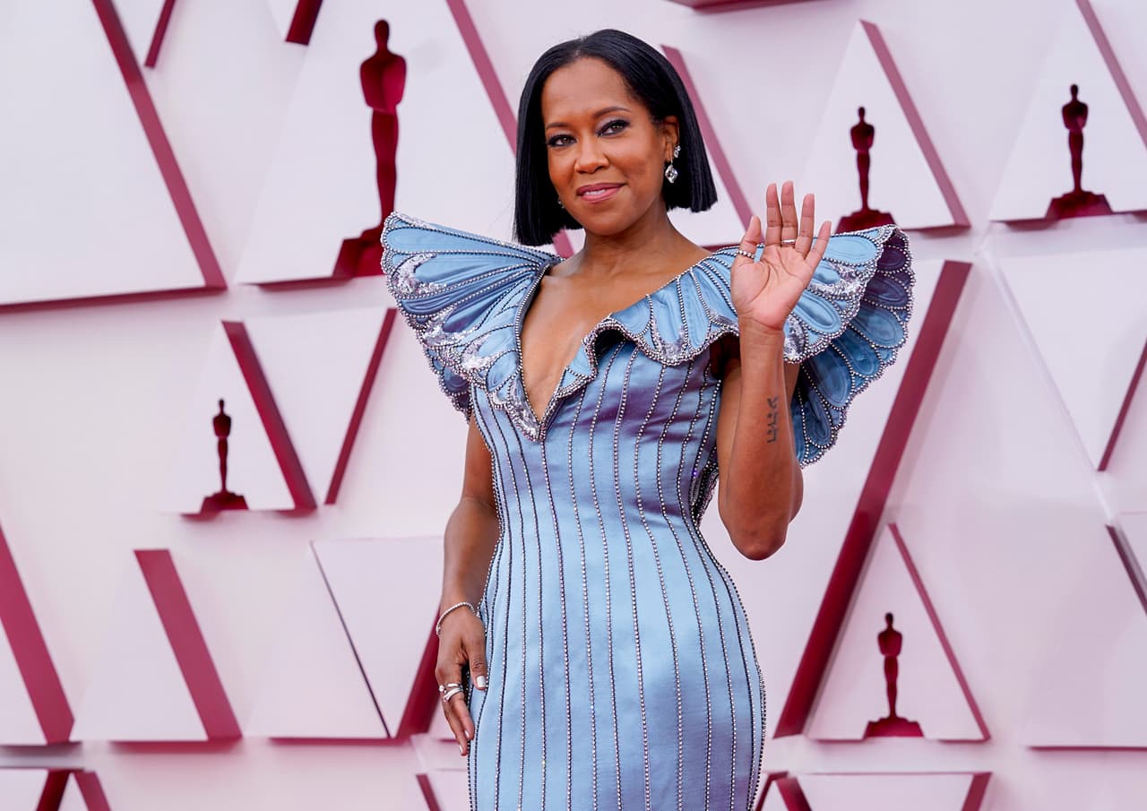 En un sueño de vestido se presentó la actriz y productora Regina King.