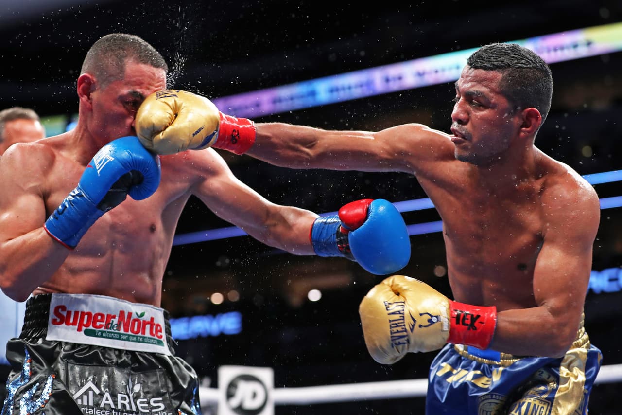 Los jueces otorgaron las tarjetas 115-113 para Román, 117-111 para Estrada y 113-115 para el mexicano, otorgándole así la victoria al Juan Francisco Estrada por decisión dividida y coronarse campeón unificado CMB, The Ring y AMB supermosca.