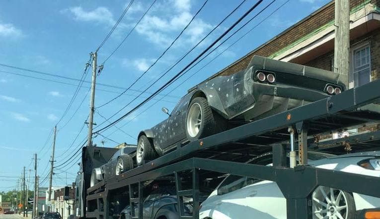 Aquí vemos una imagen capturada por un fan de la franquicia y residente de Cleveland, donde se filman algunas escenas simulando estar en calles neoyorkinas. Vemos el perfil de 2 ejemplares del Dodge Charger con modificaciones para la conducción sobre nieve. Emblema entre los muscle cars, el Charger nació a mediados de los 60'. Cuando fue lanzado en 1966, apareció bajo el lema "la rebelión Dodge", dando cuenta de su carácter agresivo y deportivo.