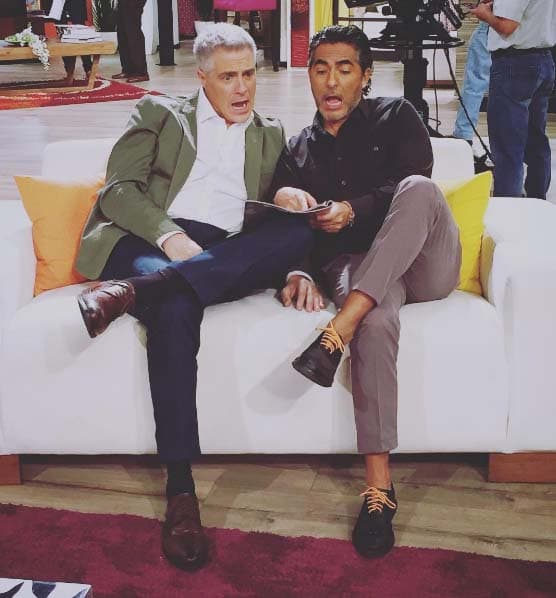 Muy entretenidos Lisardo y Raúl echando el chisme.