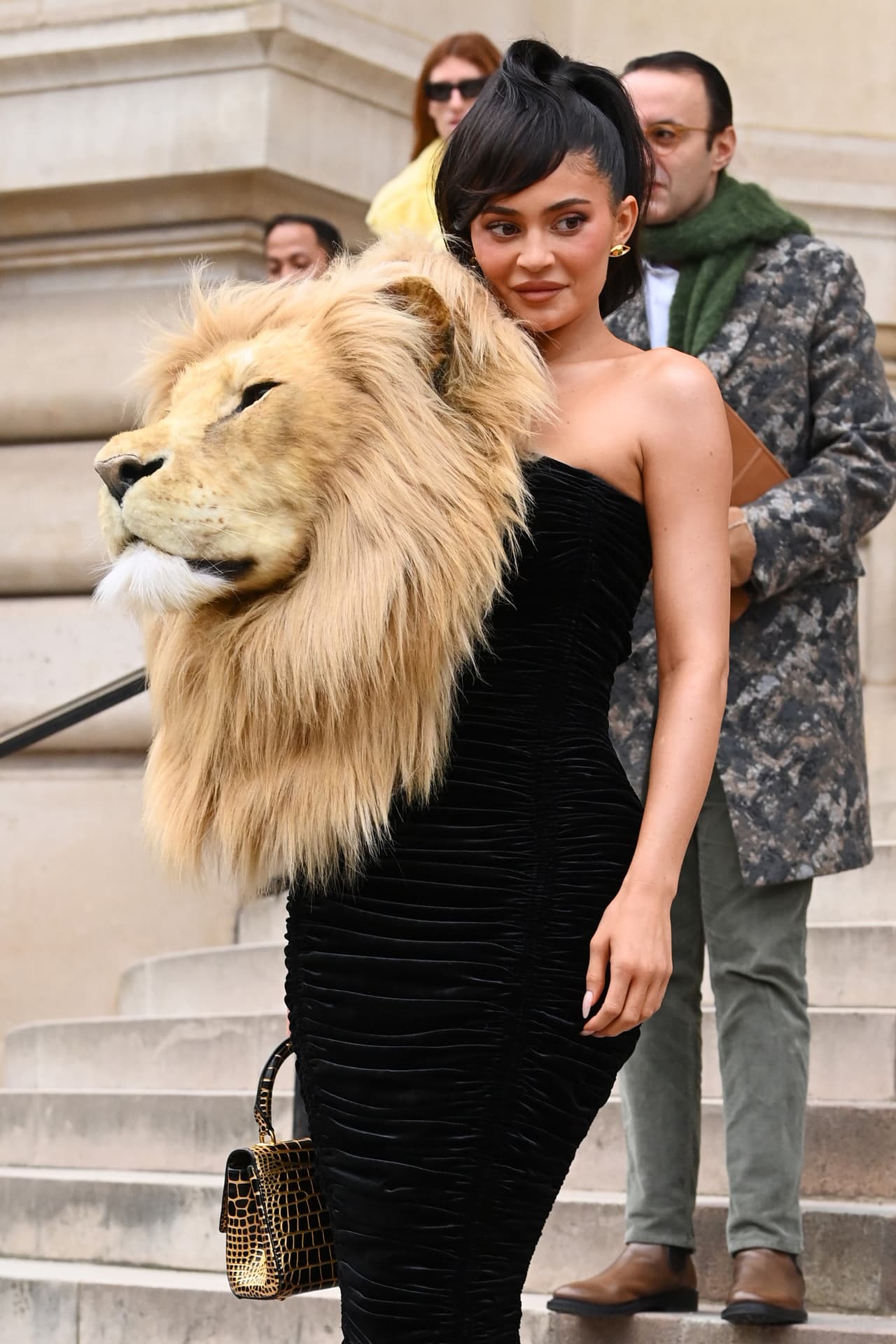 Según las notas de la marca, esos vestidos están "representando la
<b> lujuria, el orgullo y la avaricia</b>, respectivamente". 
<br>