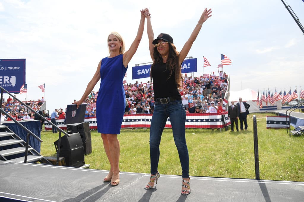 Las representantes republicanas ultraconservadoras Mary Miller (Illinois) y Lauren Boebert (Colorado) durante un mitin este fin de semana.