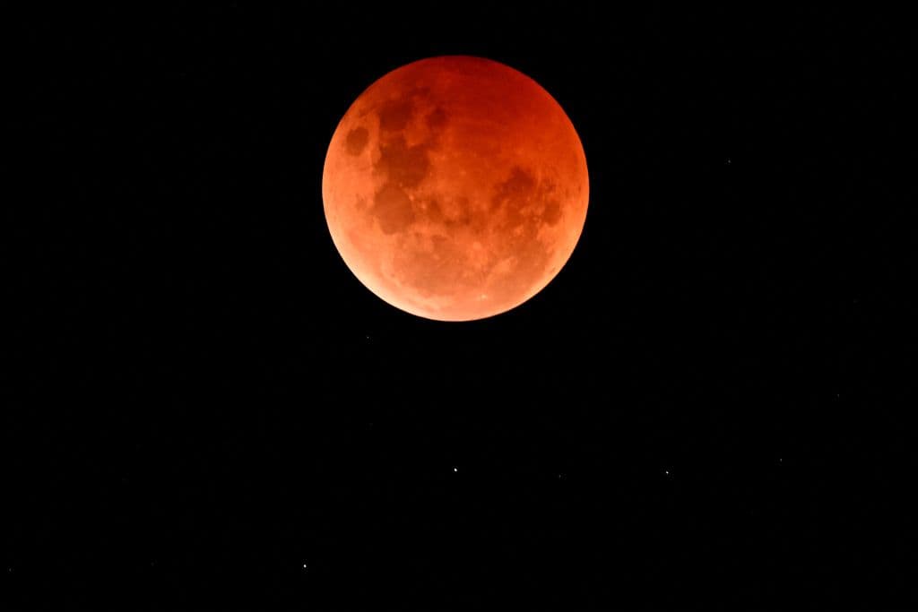 Así se vio a primeras horas de este martes la llamada 'Luna llena de sangre' desde Fish Creek, en Australia.