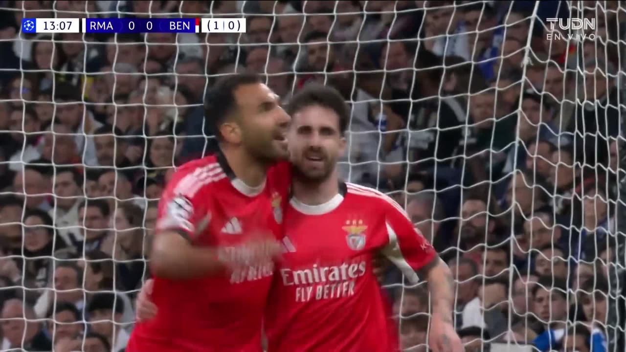 ¡Gol del Benfica! Rafa Silva se encuentra el balón para poner el 0-1