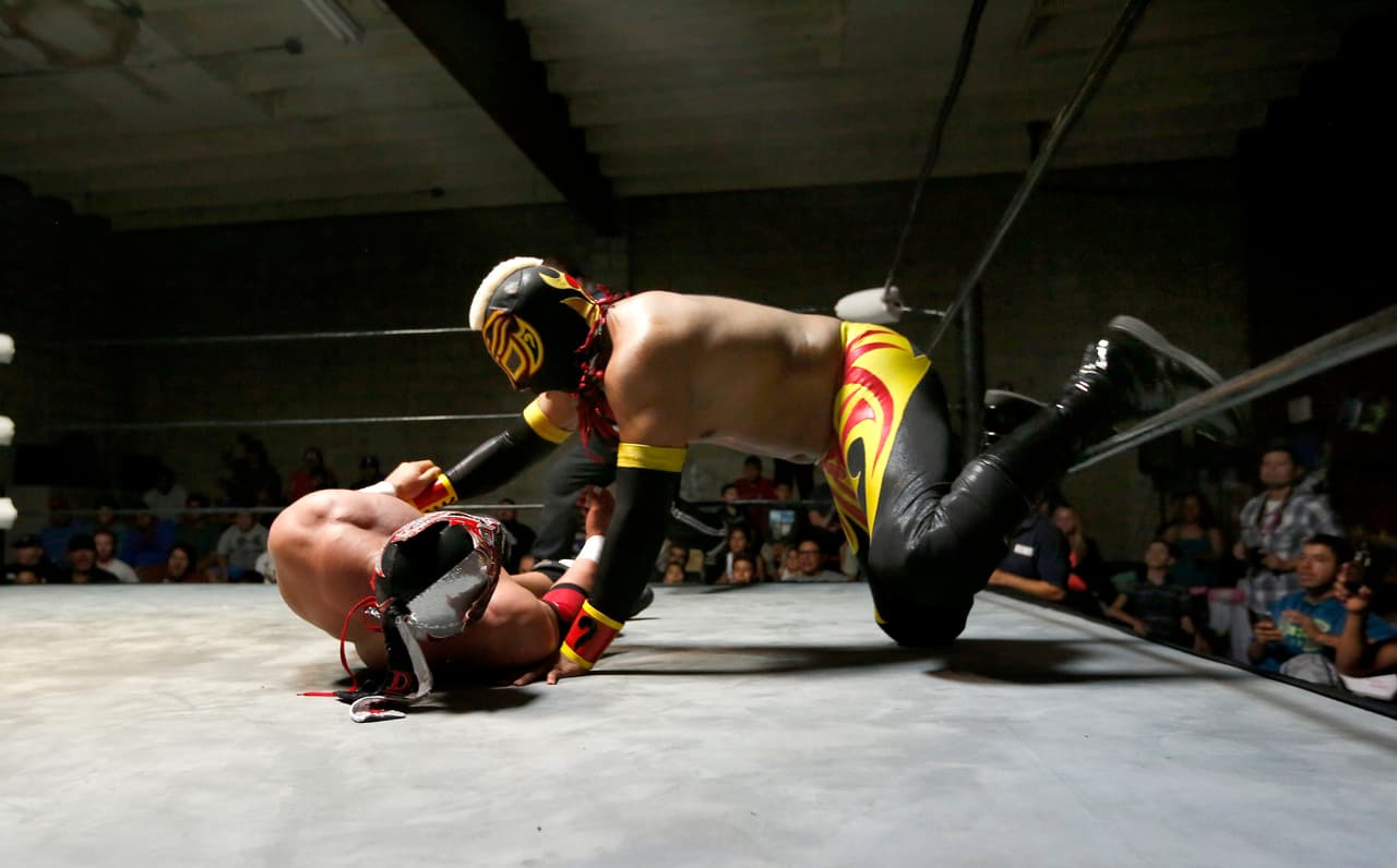 Piruetas, forcejeos, sometimientos, lances y un poco de comedia son características de la lucha libre mexicana.