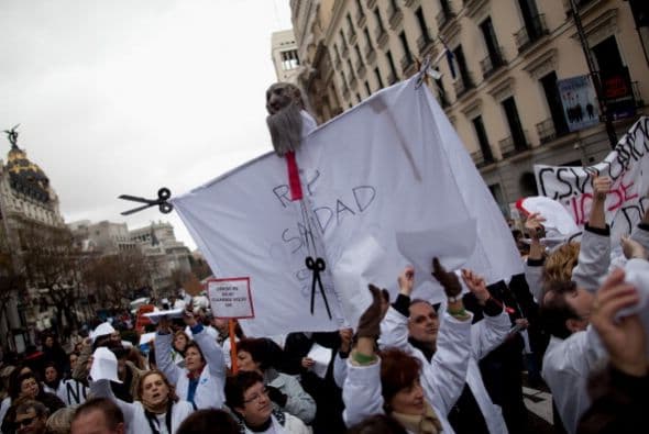 Muchos de ellos iban vestidos con su batas blancas de trabajo o con camisetas del mismo color en las que se puede leer "sanidad pública de todos para todos".