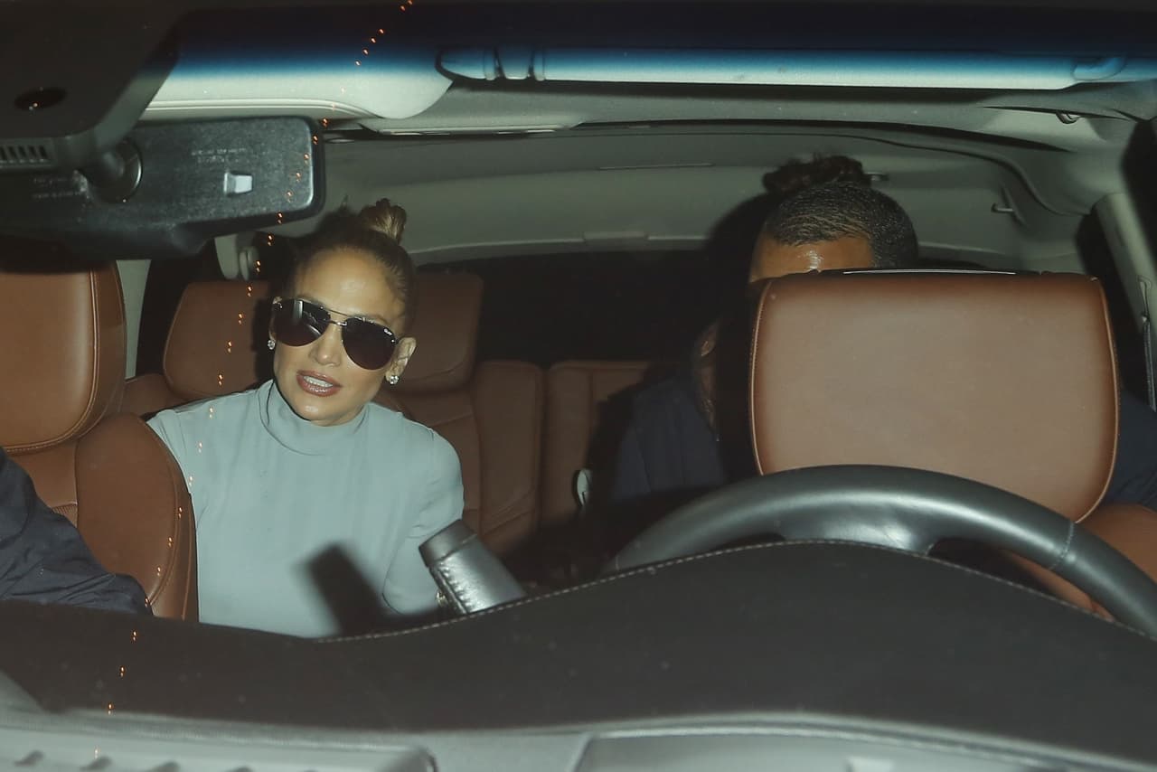 Jennifer López parecería estar esperando respuestas al subir a la camioneta que la recogió junto a Alex Rodríguez.