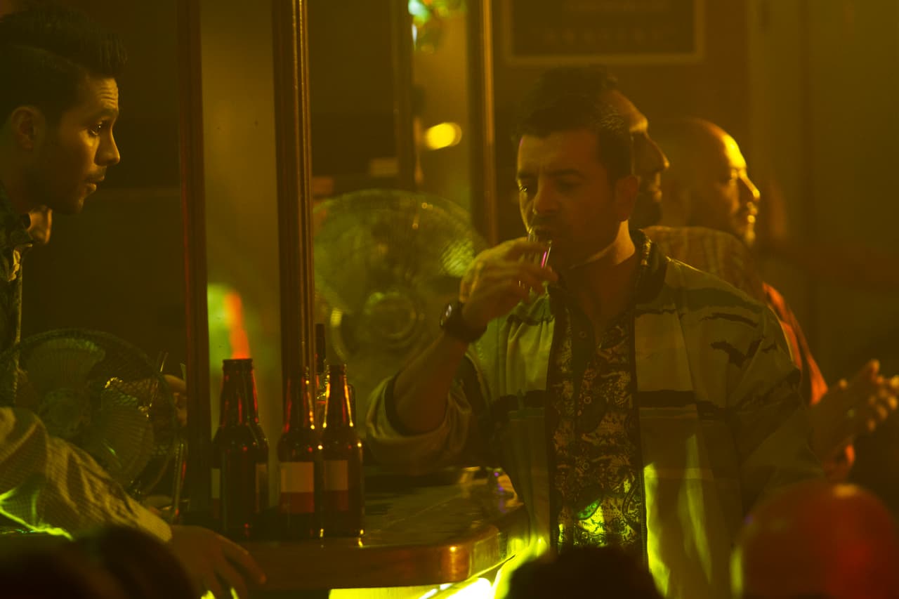 La mano derecha del coronel Santamaría se presentó en el bar donde se encontraba Salvador.