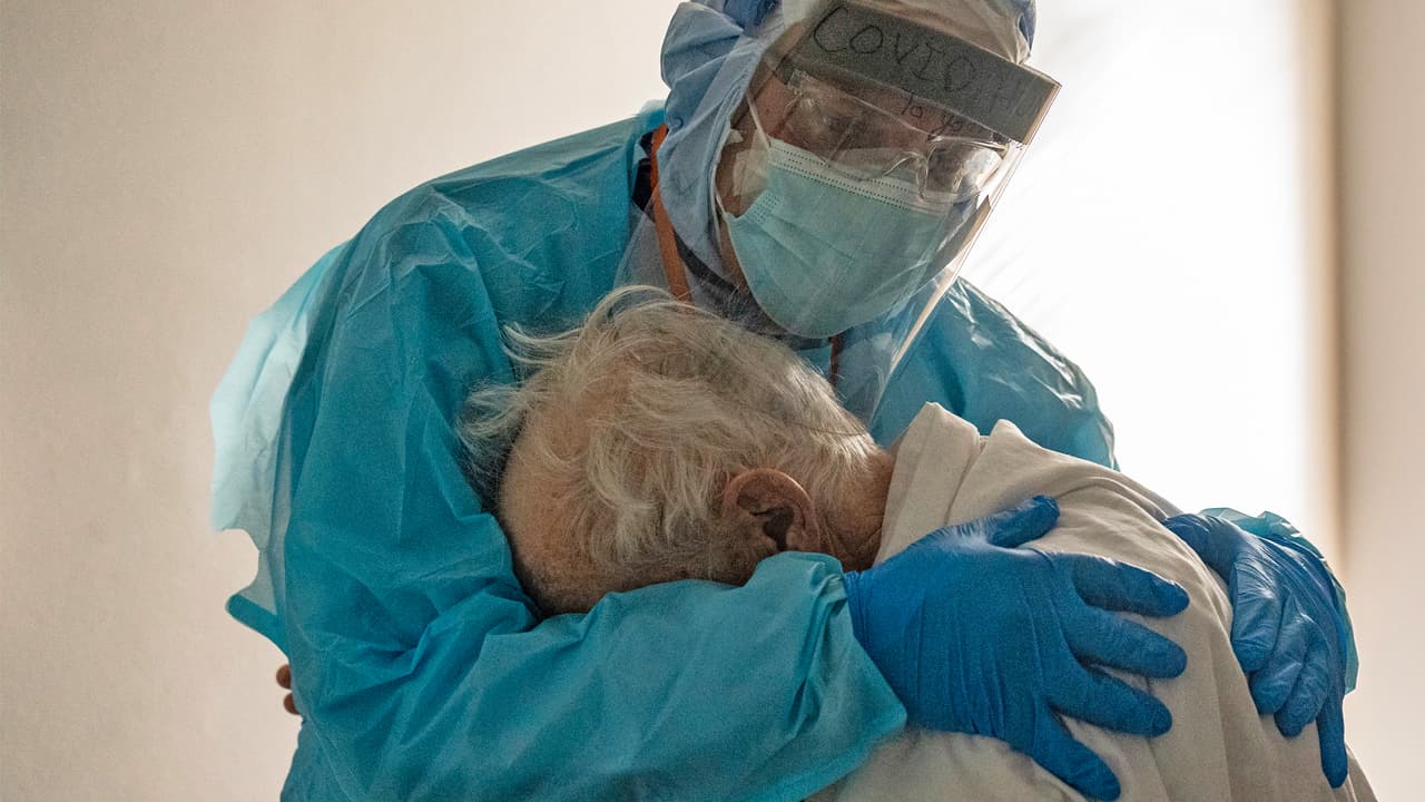 Una foto del doctor Joseph Varón, quien se muestra abrazando a uno de sus pacientes, se hizo viral por lo conmovedora que resulta en estos tiempos de pandemia.