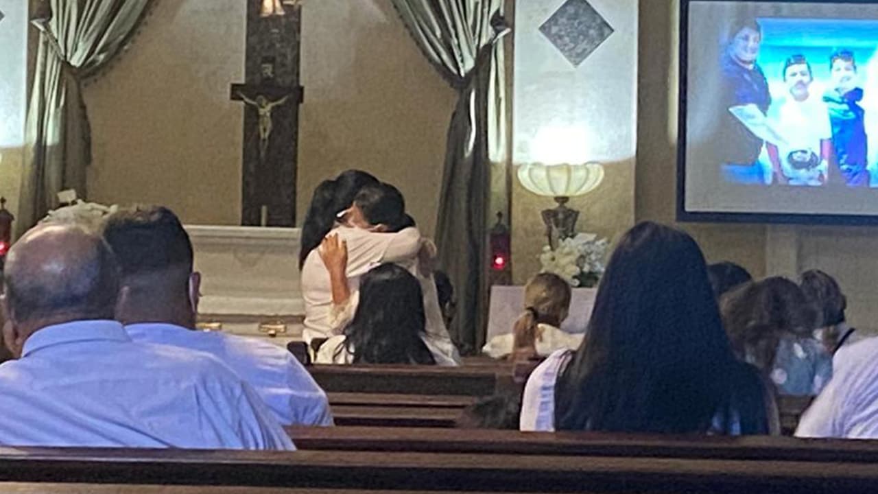 Familiares y seres queridos del 
<b><a href="https://www.univision.com/local/houston-kxln/funeral-de-bebe-nick-se-realizara-el-martes-20-de-octubre-y-piden-asistir-vestidos-de-blanco">bebé Nick</a></b> acudieron a las capillas funerarias a darle el último adiós a siete días de su fallecimiento.
