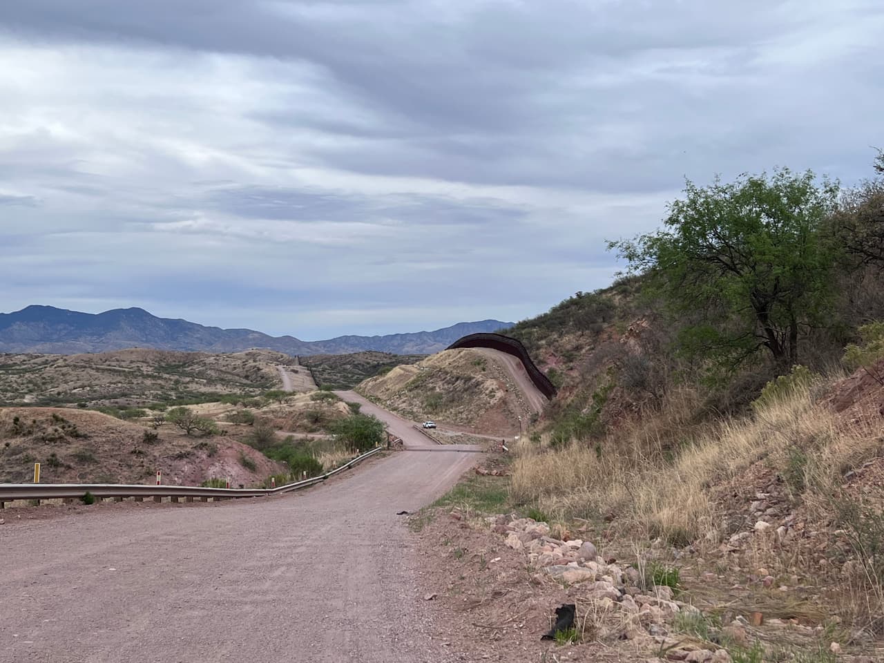 Este es un recorrido por la frontera de Nogales, del lado de Arizona. En esta área encontramos dos agentes de la Patrulla Fronteriza estacionados mientras vigilan el muro fronterizo.