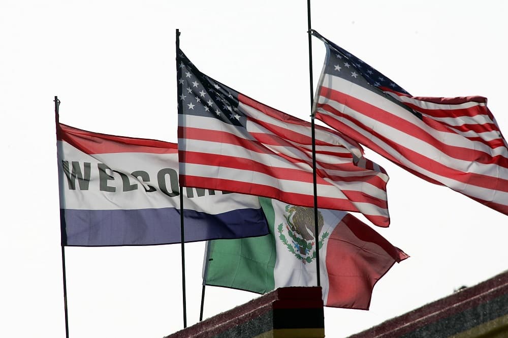 <b>6. Estados Unidos. </b>Pese a los intentos por parte del gobierno de reducir tanto la
<b><a href="https://www.univision.com/noticias/inmigracion/la-tolerancia-cero-de-trump-aumento-el-miedo-y-la-ansiedad-entre-las-familias-inmigrantes-segun-estudio" target="_blank">inmigración de indocumentados </a></b>como
<b><a href="https://www.univision.com/noticias/inmigracion/el-gobierno-de-trump-negara-residencia-a-inmigrantes-legales-que-usen-beneficios-publicos" target="_blank">la legal</a></b>, los estadounidenses siguen confiando en los efectos positivos de la migración. El 59% sigue apostando por el dicho que afirma que este país se fundó y se hace grande gracias a los que llegaron en busca del 'sueño americano'. En 2017, en EEUU vivían cerca de 44.5 millones de personas nacidas fuera de sus fronteras.
