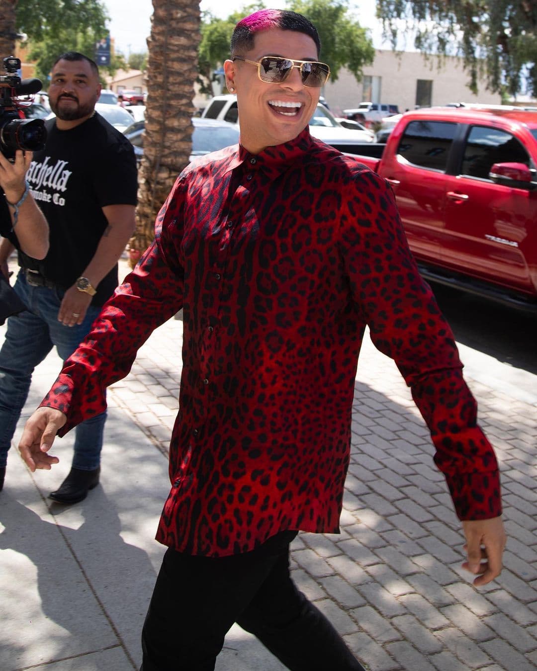 Se trata de una camisa de seda con estampado animal print de jaguar en colores rojo y negro, la cual tiene botones de nácar y cuesta alrededor de 1,861 dólares (38 mil pesos), informó El Universal. A este atuendo le agregó un reloj de diamantes.