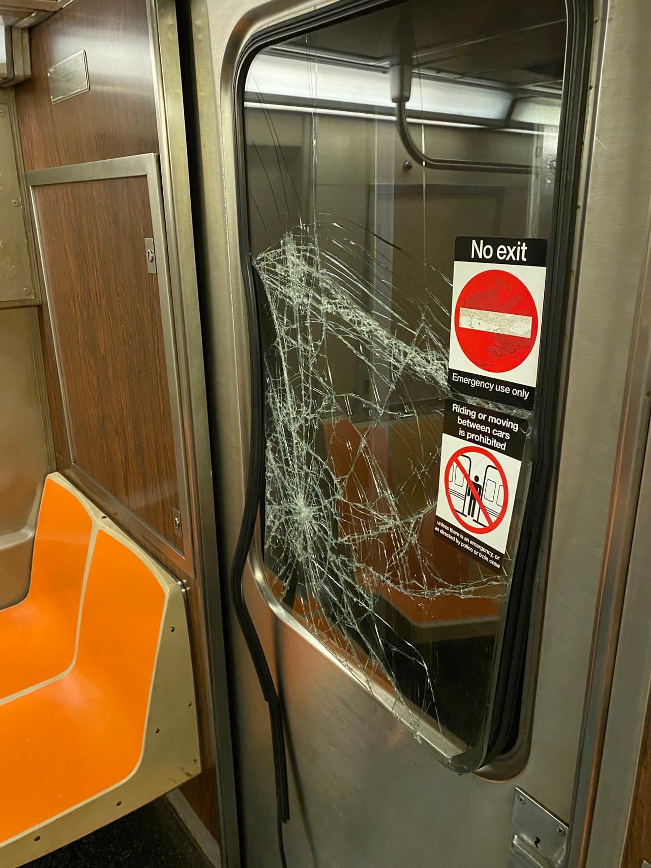 Frustración en NYC Transit: Pasajeros y trabajadores afectados por el vandalismo.