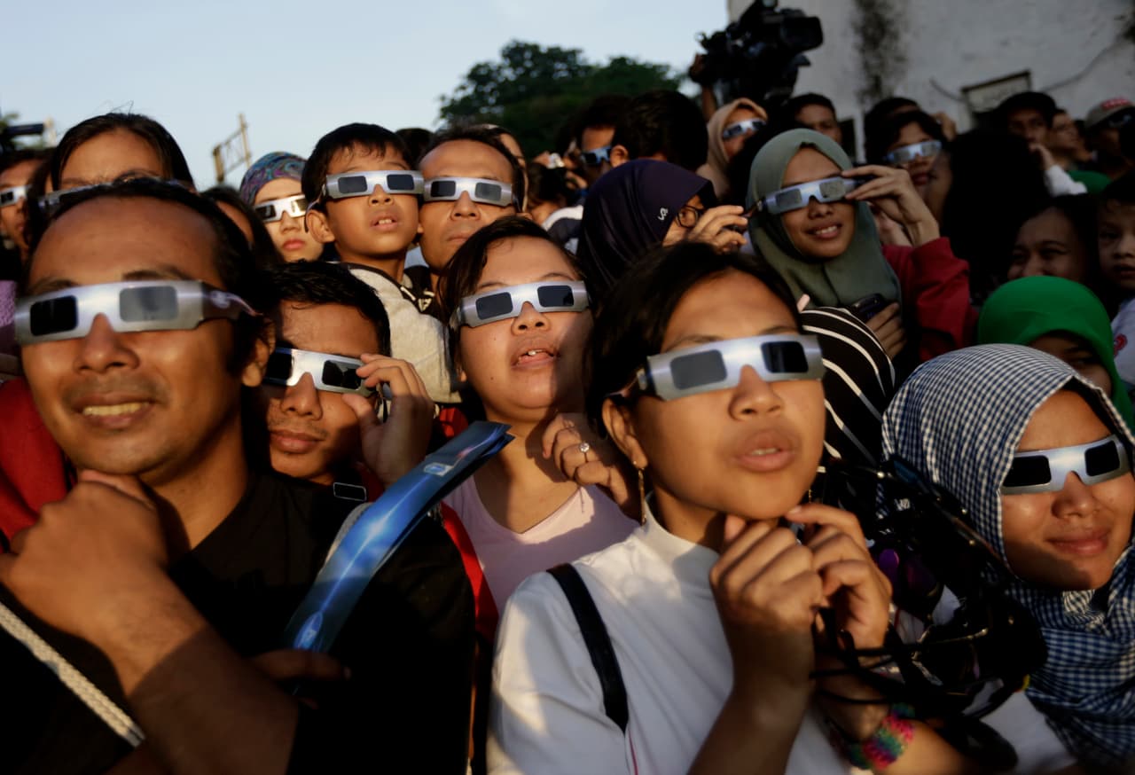 La devoción por estos fenómenos astronómicos no se vive solo en Estados Unidos. Decenas de personas salieron con sus lentes para observar el eclipse en Jakarta, Indonesia.