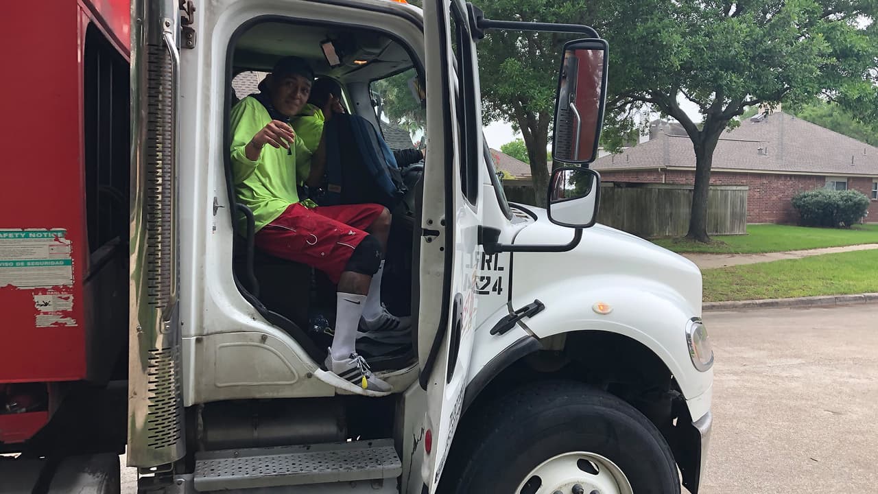 Al regresar a casa, siempre se lavan las manos, se cambian de ropa, llevan guantes y desinfectantes, además de mantener la distancia social que ordenan las autoridades.