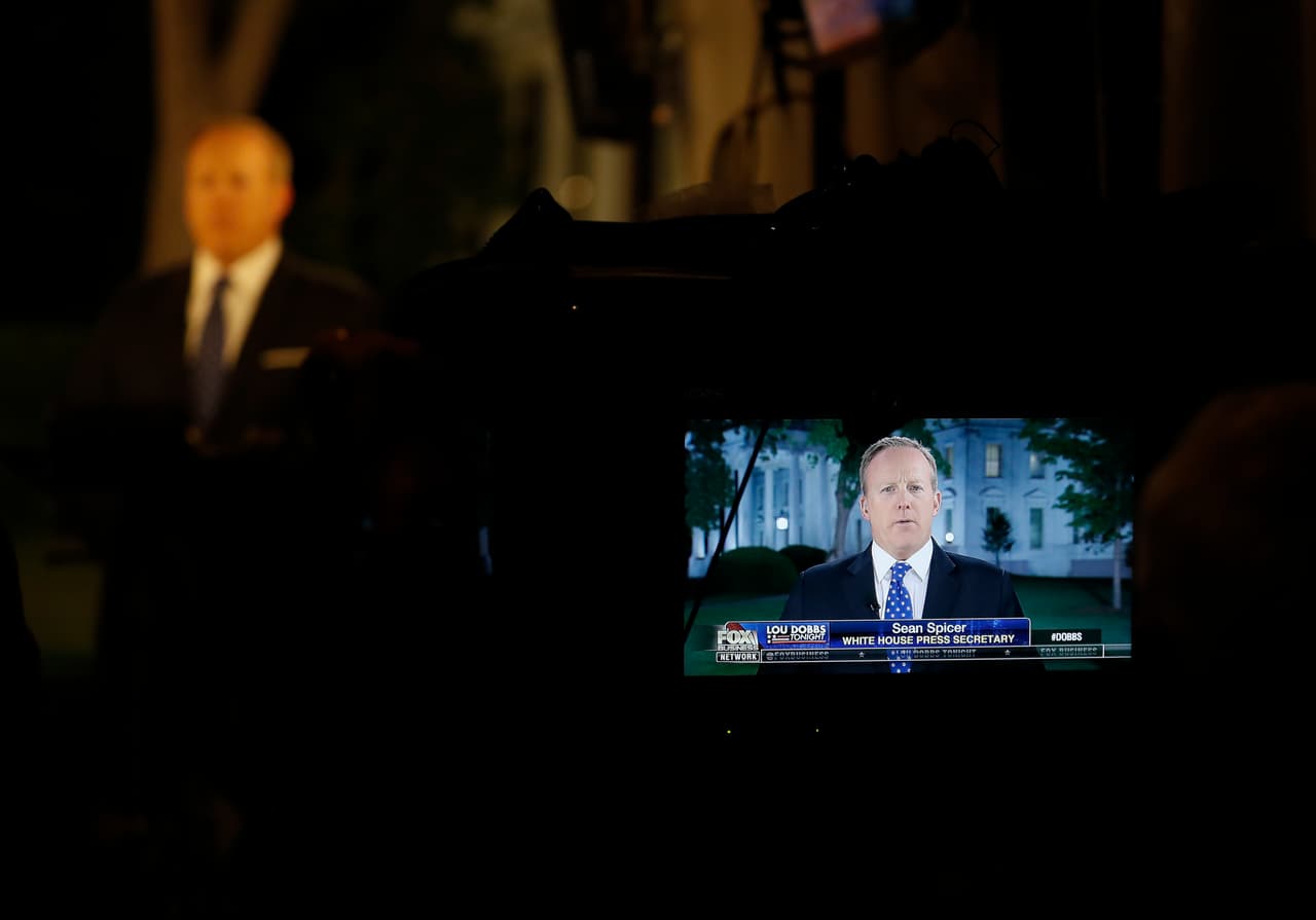 <b>9 de mayo.</b> El día en que Trump despidió al director del FBI, Sean Spicer pasó varios minutos oculto en los arbustos de la residencia presidencial, esquivando a los periodistas que buscaban aclaratorias. Luego Spicer aceptó responder algunas preguntas, en la oscuridad de la noche, pero sin la presencia de cámaras.