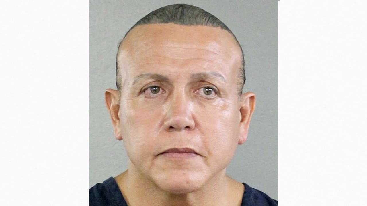 Sayoc nació en Nueva York, tiene 56 años y es residente de Aventura, una ciudad del norte de Miami, Florida. Sus huellas digitales fueron encontradas en uno de los artefactos enviados por el correo convencional, además de trazas de su ADN.