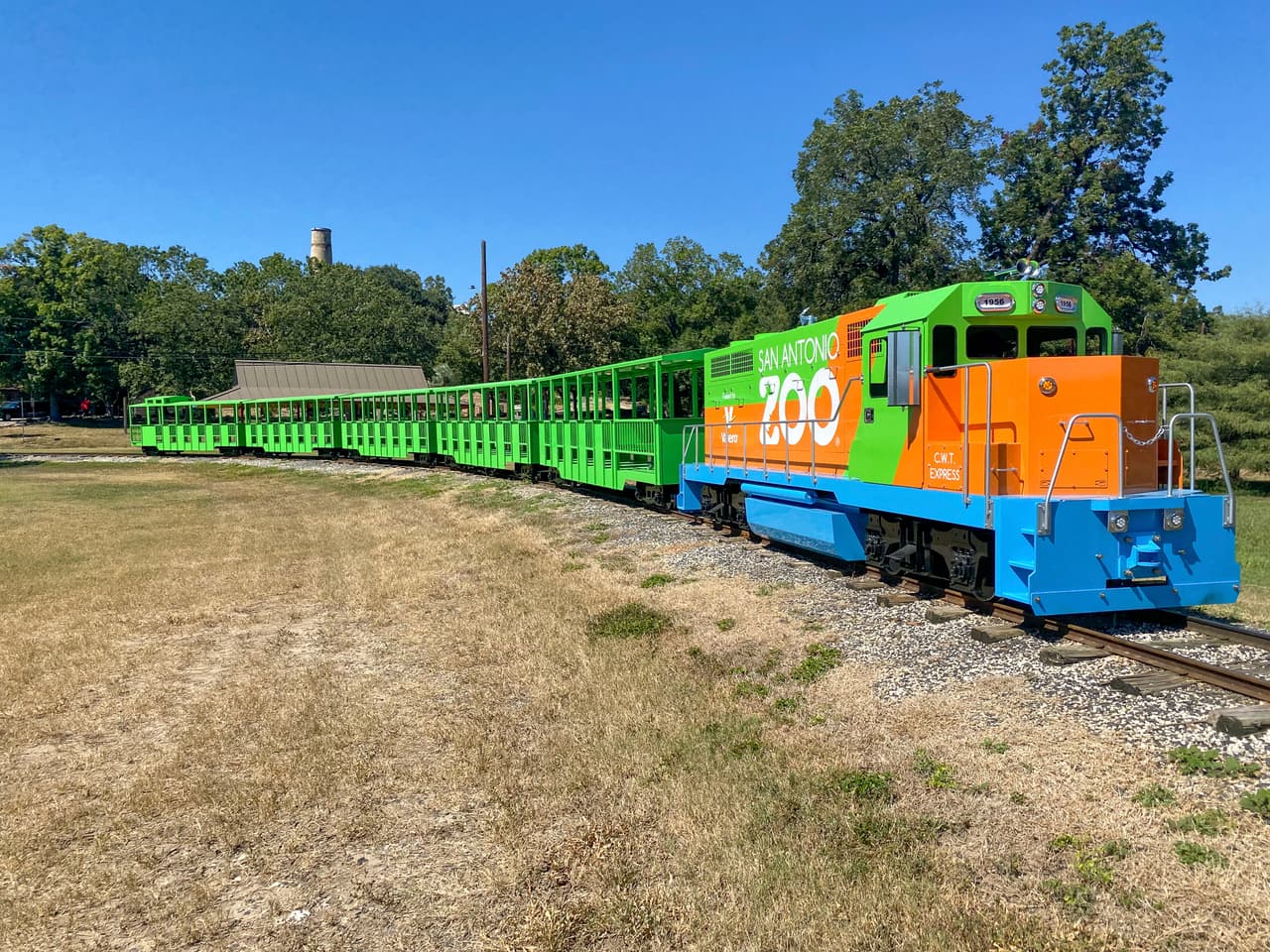 El nuevo tren hace un guiño a la historia de 
<a href="https://www.brackenridgepark.org/" target="_blank">Brackenridge Park</a>, reintroduciendo un motor de estilo diésel a la flota de tres trenes, y es el primer tren nuevo que recorre las vías aquí desde principios de la década de 2000.