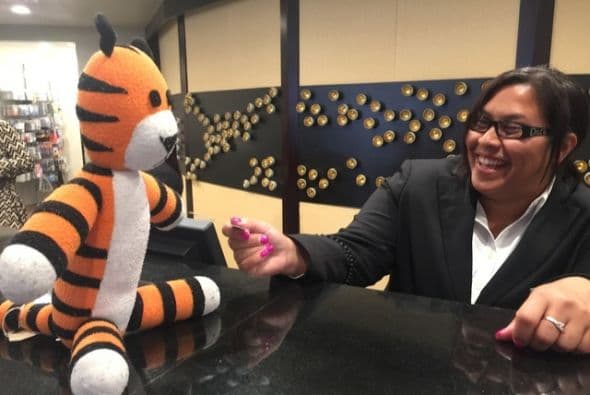 Mientras espera por su pequeño dueño, Owens, el tigre Hobbs paseó por el Marriott.