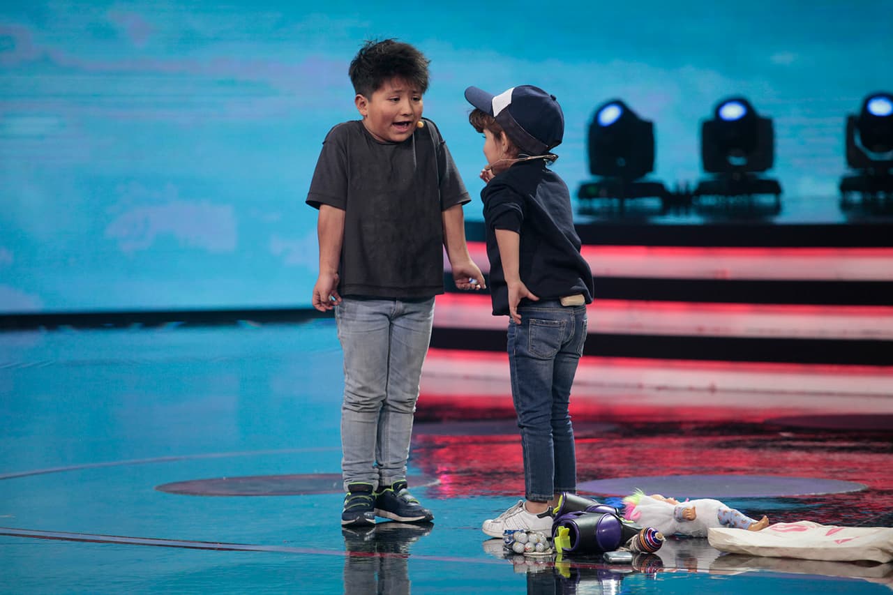 Que estaba lleno de juguetes. La escena incluía al mini Albertano queriendo quedarse con los juguetes, lo que provocó que la bravucona Danna/Rosita le dijera que si le quitaba sus cosas le daría patines en sus canicas.