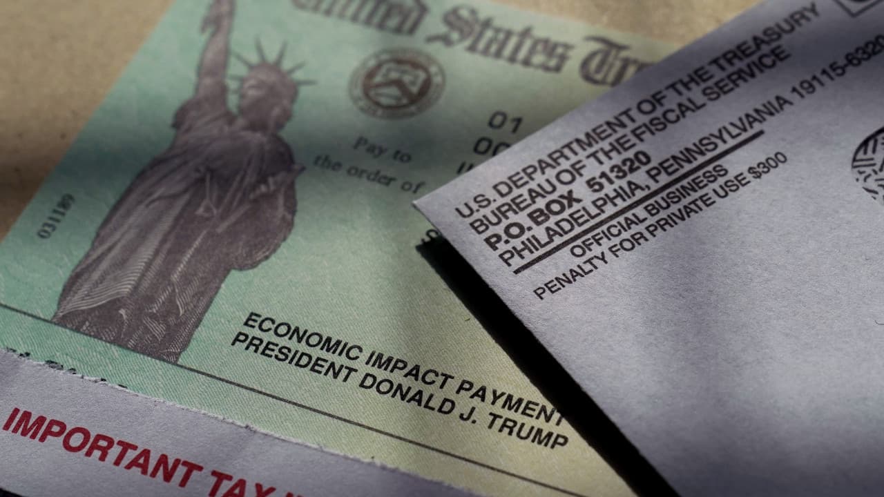 <b>En video: Esto es lo que debes saber sobre los cheques de estímulo ‘compensatorios’ que está enviando el IRS.</b> El Servicio de Rentas Internas (IRS) ha enviado más de 150 millones de ‘pagos de impacto económico’ tras el paquete de ayudas aprobado en marzo. Te explicamos quiénes están recibiendo un pago ‘compensatorio’ porque son elegibles a un monto de ayuda mayor.