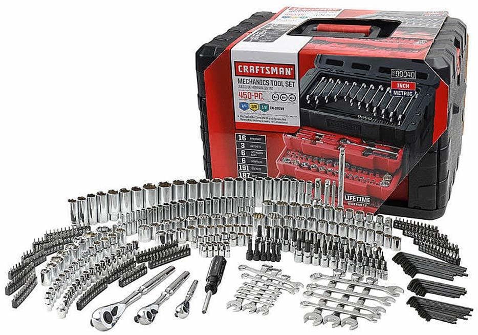 <h3 class="cms-H3-H3"><b>Set de herramientas de Craftsman</b></h3>
<br>
<br>Todo papá necesita su propio juego de herramientas. En lugar de rebuscar entre tantas piezas individuales acumuladas a lo largo del tiempo, es mejor tener un kit completo, como el de 450 piezas de Crafstman, que además te permite tener todo bien organizado y al alcance. Además, este es el primer paso para empezar a trabajar en ese proyecto del que tanto has escuchado.
<br>
<br>
<b><a href="https://www.amazon.com/Craftsman-450-Piece-Mechanics-Tool-Set/dp/B077BW8S66" target="_blank">Herramientas Craftsman</a> ($330)</b>