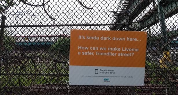 "Está un poco oscuro aquí. ¿Qué harías para que esta calle sea más segura y amigable", dice uno de los avisos que se pusieron en todo el vecindario.