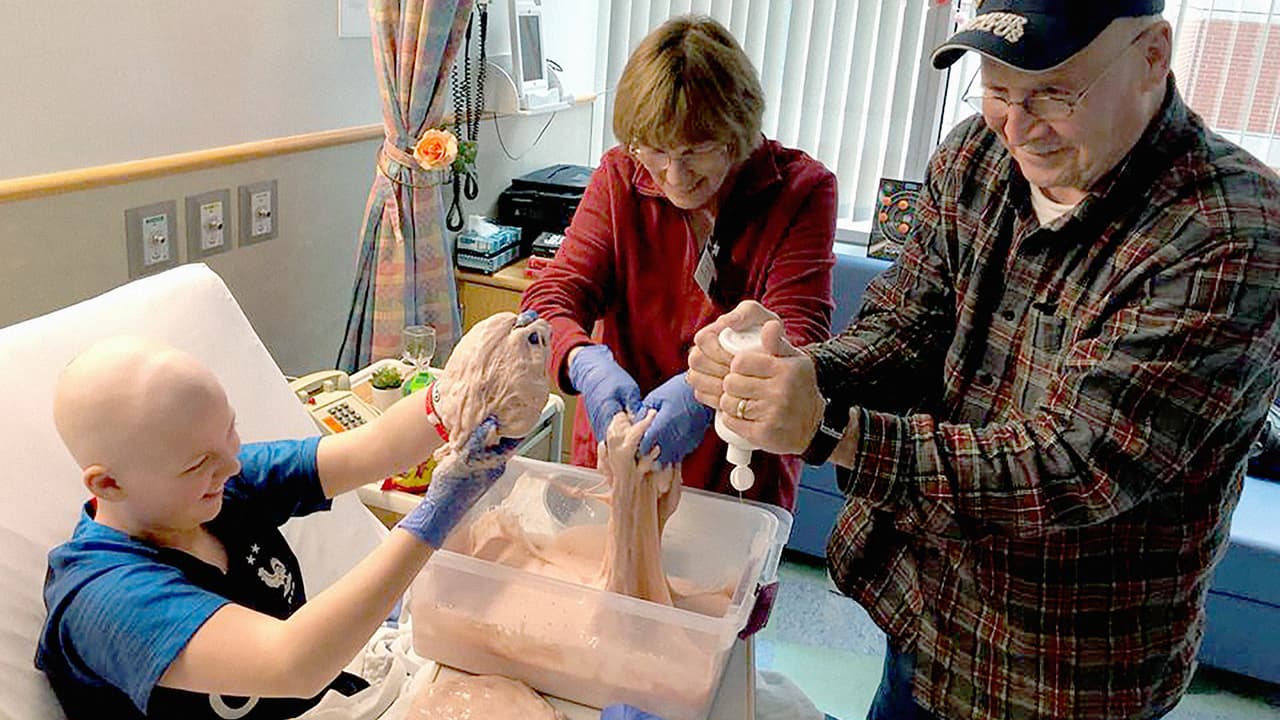 Una niña con leucemia hace 'slime' para ayudar a otros niños con cáncer a aliviar su estrés y sanar más rápido