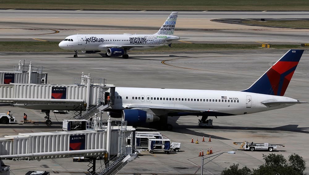 Aeropuerto Internacional de Tampa suspende operaciones por paso de tormenta Idalia