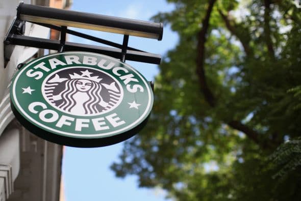 Acusó a Starbucks de haberla despedido por ser blanca y un jurado le dio la razón: la compañía deberá pagarle más de $25 millones