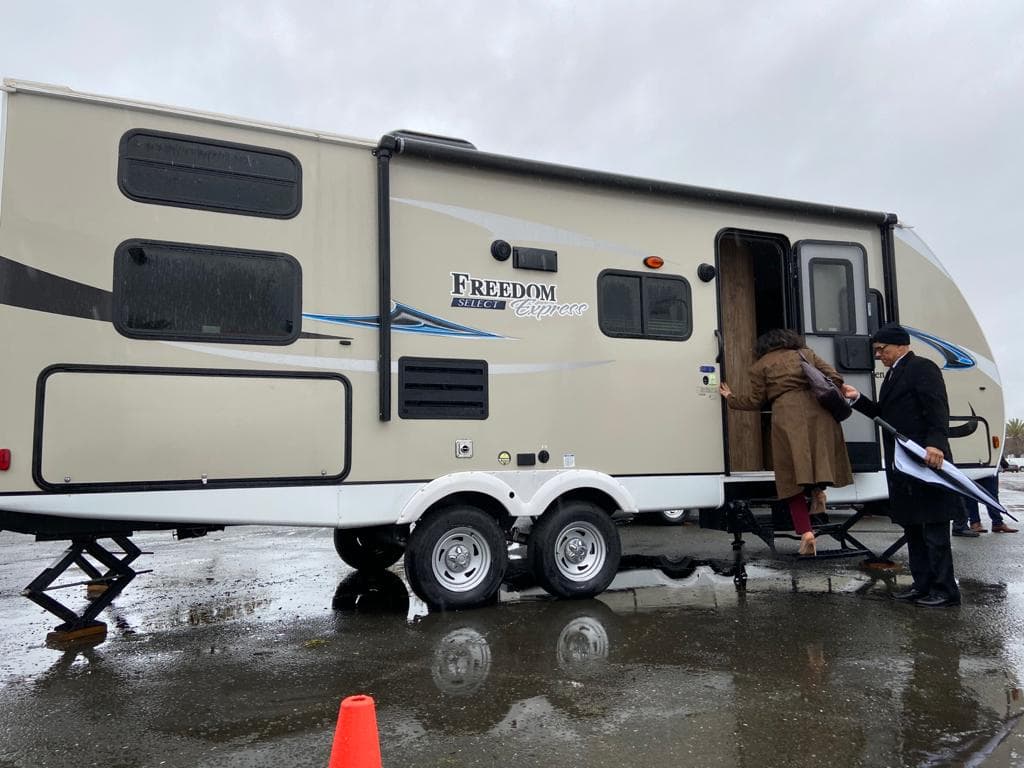 Casas móviles para albergar a familias desamparadas llegan a Stockton