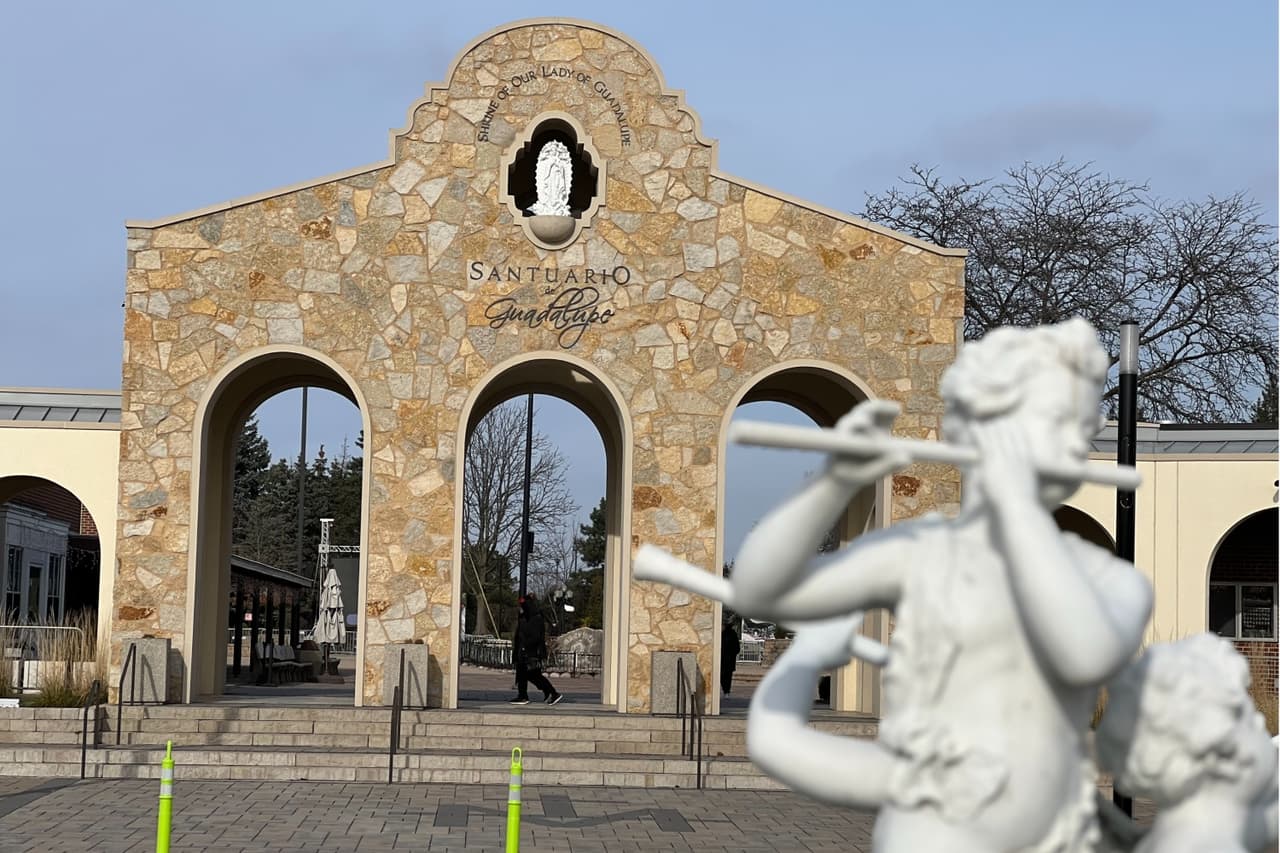 Los guadalupanos esperan cada año los festejos de la Virgen Morena y
<b>en Chicago se cumple este 2023, diez años</b> desde que el Santuario abrió sus puertas. Este año los fieles peregrinos rezarán frente a la nueva replica de la Virgen de Guadalupe, la cual fue reemplazada en agosto.